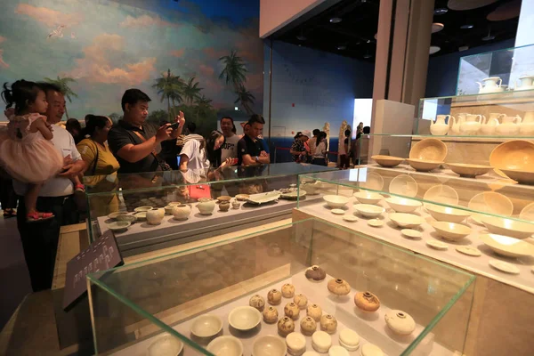 Visitors Look Cultural Relics Excavated Sunken Ship Named Huaguangjiao Display — Stock Photo, Image