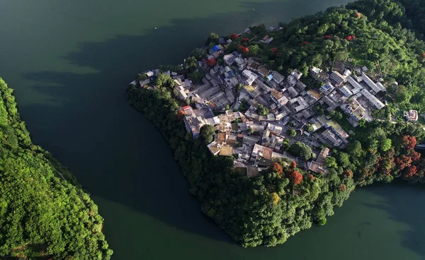 Luchtfoto Van Het Zhenshan Etnische Dorp Omgeven Door Prachtige Bergen — Stockfoto