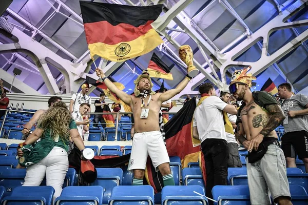 Deutsche Fans Schwenken Deutsche Fahnen Den Sieg Über Schweden Nach — Stockfoto