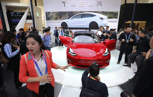 Pessoas Olham Para Carro Tesla Model Exposição Durante 15Th Beijing — Fotografia de Stock