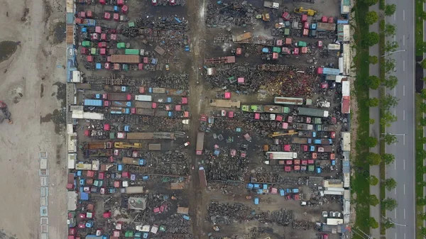 Vista Aérea Vehículos Desechados Apilados Espacio Abierto Largo Del Río —  Fotos de Stock