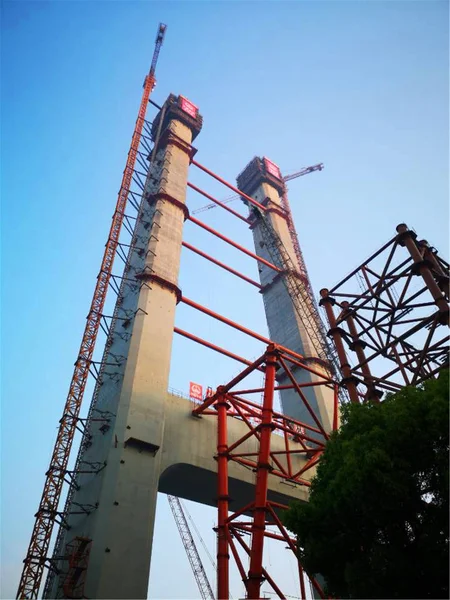世界で最も重い軸受サスペンション ブリッジ 2018 日中国東部の江蘇省鎮江市に建設中の Wufengshan 長江大橋のビュー — ストック写真