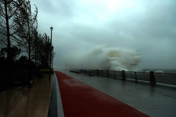 Huge Waves Tidal Bore Caused Typhoon Ampil Tenth Typhoon Year — Stock Photo, Image