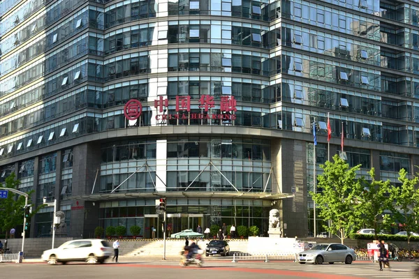 Cars Drive Headquarters China Huarong Asset Management Beijing China April — Stock Photo, Image