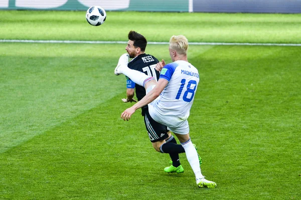 Lionel Messi Argentine Gauche Défie Hordur Bjorgvin Magnusson Islande Dans — Photo