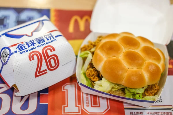 Набор Золотой Гол Хэш Браун Золотой Гол Mcspicy Chicken Burger — стоковое фото