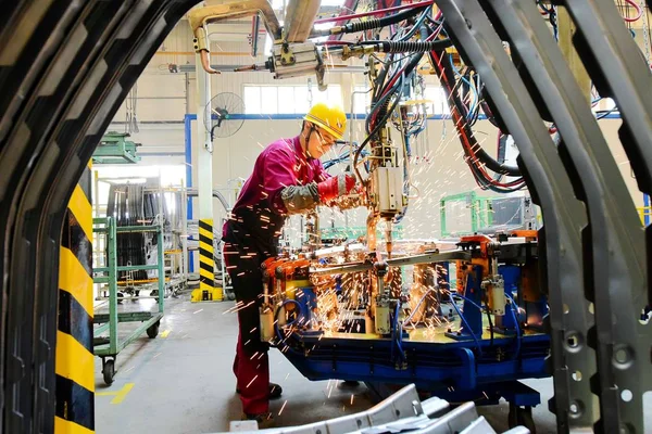 Kinesiska Arbetare Montera Bilar Monteringslinjen Auto Plant Chery Weifang City — Stockfoto