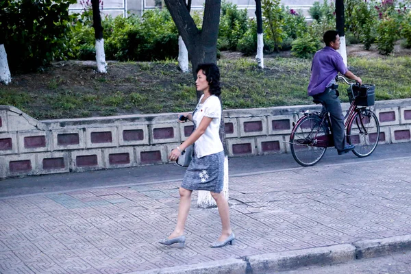 Een Noord Koreaanse Vrouw Loopt Straat Pyongyang Noord Korea Augustus — Stockfoto