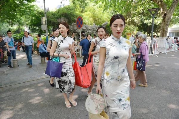 Fyra Kinesiska Kvinnor Klädda Cheongsam Även Känd Som Qipao Kinesiska — Stockfoto