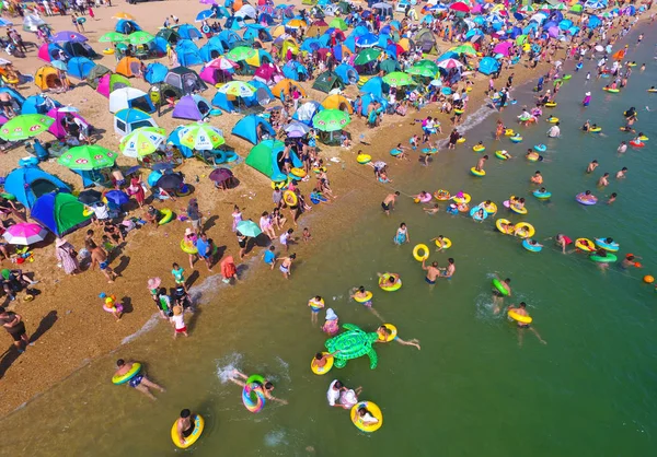 000 Отдыхающих Собираются Пляжном Курорте Остыть Жаркий День Городе Далянь — стоковое фото