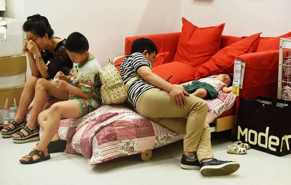 2013 중국의 항저우 처에서 에어컨을 Ikea 매장에서 침대에서 웨이브 휴식을 — 스톡 사진