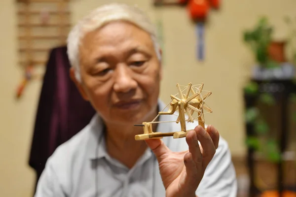 Year Old Chinese Man Chen Hesheng Shows Miniature Wooden Spinning — Stock Photo, Image