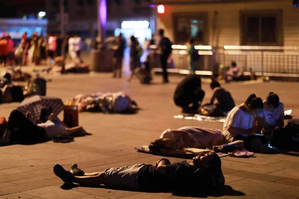 中国乘客在北京火车站广场睡觉等候列车 — 图库照片