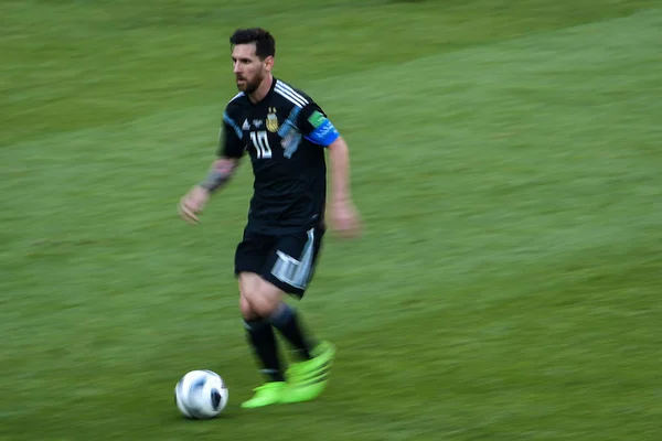아르헨티나의 리오넬 드리블은 Fifa 2018 러시아 모스크바에서에서 2018 그들의 경기에서 — 스톡 사진