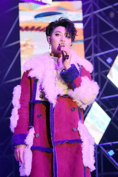 2018 上海で彼のコンサートで実行する中国歌手黄紫陶としてよりもっとよく知られている Tao — ストック写真