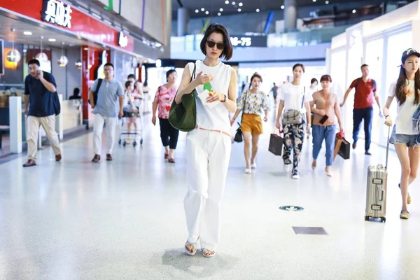 中国超级名模杜娟在中国上海的一个机场合影 — 图库照片