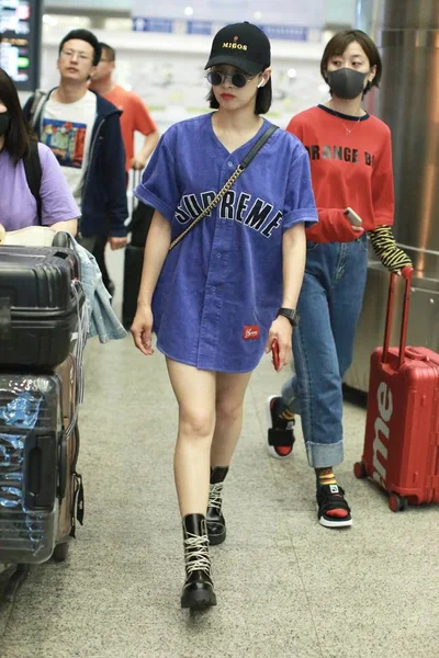 Cantora Atriz Chinesa Victoria Song Song Qian Retratada Aeroporto Internacional — Fotografia de Stock