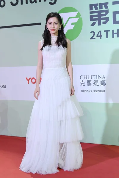 香港女星安吉塔巴比在出席 5日在中国上海举行的第24届上海电视节闭幕式上走上红毯时摆姿势 — 图库照片