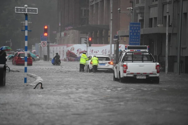 Poliser Hjälpa Till Att Driva Bil Strandsatta Översvämmad Väg Orsakad — Stockfoto