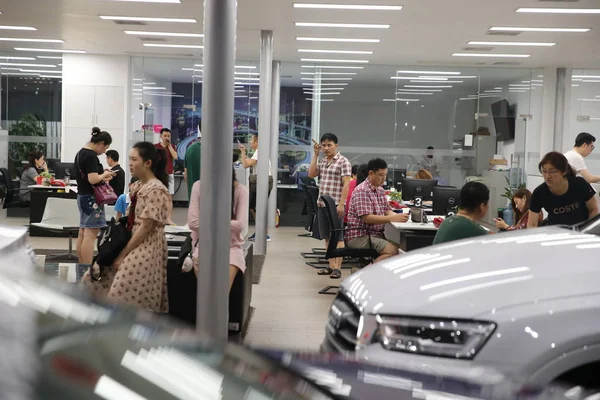 Китайские Покупатели Покупают Автомобили Audi Автосалоне Ночью Перед Вступлением Силу — стоковое фото