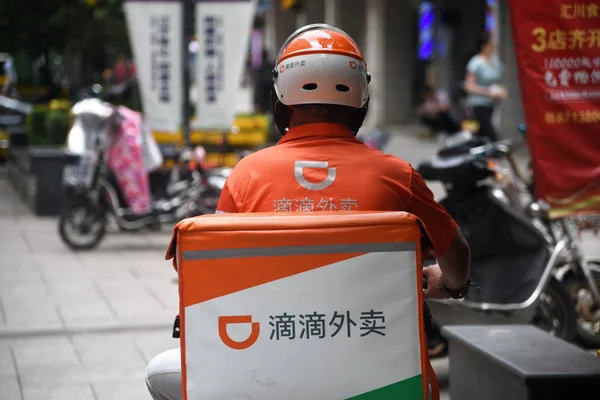 2018年6月1日 在中国东部江苏省南京市的一条街上 迪迪怀迈的食品配送快递员 出租车公司迪楚兴的送餐服务 骑着电动自行车送餐 — 图库照片