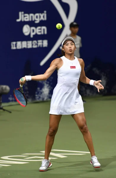 中国の王強の女性のインドの Ankita ライナにショット 2018 日東中国江西省南昌市で 2018 Wta 江西オープン テニス トーナメント中に最初のラウンド試合のシングルスを返します — ストック写真