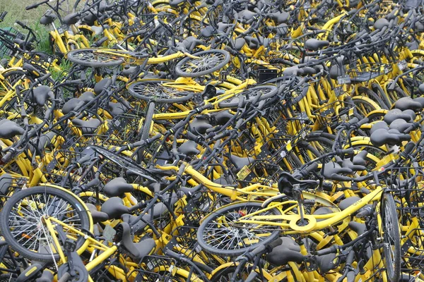 Kaputte Und Verschrottete Fahrräder Des Chinesischen Fahrradverleihdienstes Ofo Stapeln Sich — Stockfoto