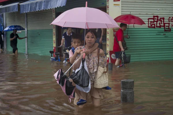 Çin Güneyindeki Guangdong Eyaletinde Yılın Dördüncü Tayfunu Olan Typhoon Ewiniar — Stok fotoğraf