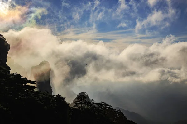 Paisaje Puntas Montaña Que Elevan Por Encima Nubes Encantadoras Punto —  Fotos de Stock