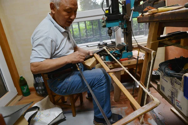 69歳の中国人男性 チェン ヘシェンが中国東部江蘇省南京市の自宅でミニチュアの木製アートワークを制作 2018年5月21日 — ストック写真