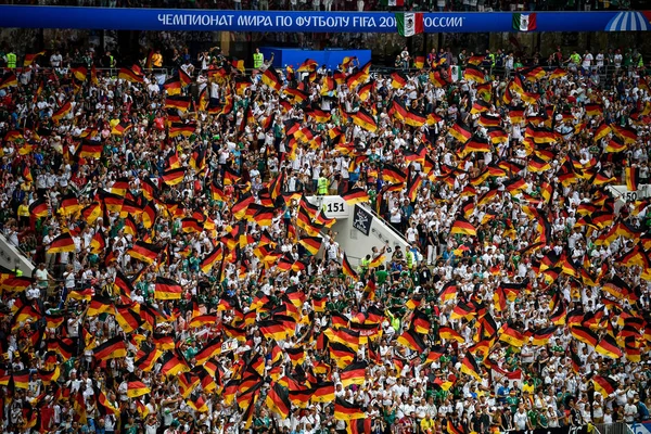 Rajongók Hullám Zászlókat Kiabálni Szlogenek Megmutatni Támogatásukat Németország Csoport Illesztésére — Stock Fotó