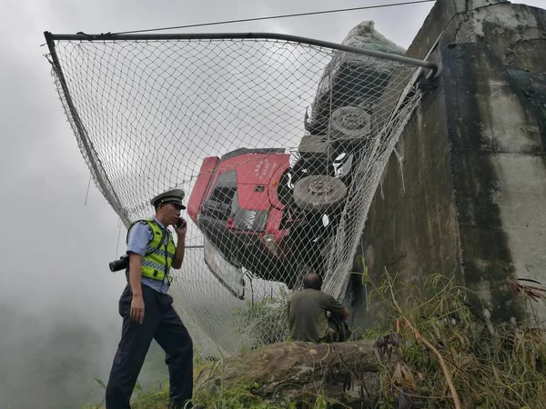 Oficial Policía Investiga Lugar Del Accidente Después Que Camión Carga — Foto de Stock