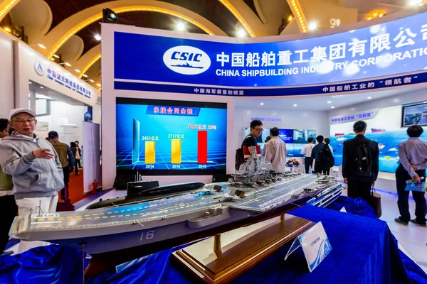 Människor Besöker Montern Csic China Shipbuilding Industry Corporation Utställning Shanghai — Stockfoto