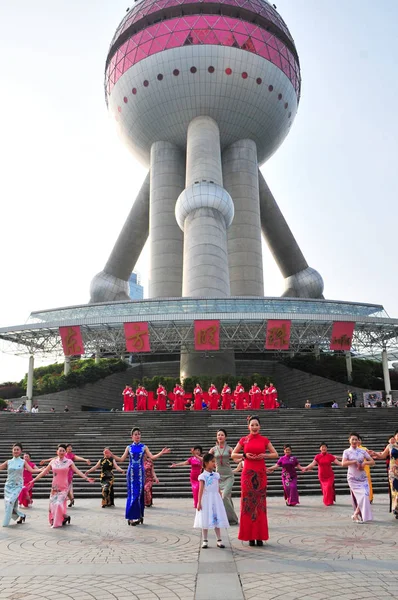 Китайские Женщины Представляют Чхонсам Хайпай Шанхайском Стиле Известный Ципао Китайском — стоковое фото
