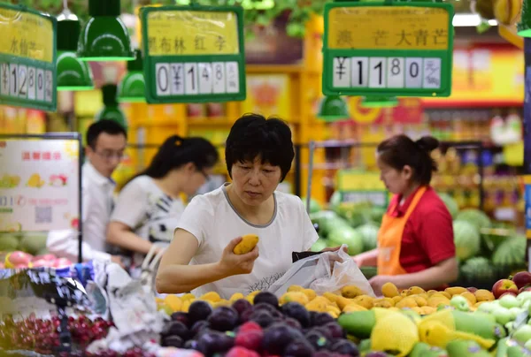 中国東部安寧省福陽市のスーパーマーケットで果物を買う客 2018年6月9日 — ストック写真