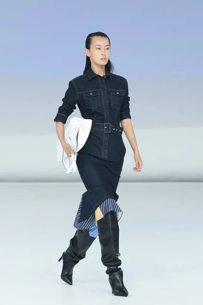Modell Visar Skapelse Lily Modevisning För Business Outfits Shanghai Kina — Stockfoto