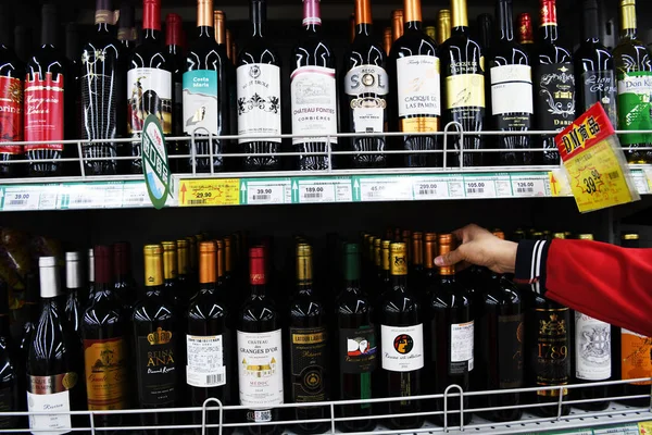 Chińskie Sklepy Dla Klientów Importowane Czerwone Wino Supermarkecie Powiecie Zouping — Zdjęcie stockowe