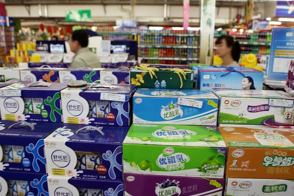 Cartoni Latte Puro Yili Sono Vendita Supermercato Nella Città Rizhao — Foto Stock