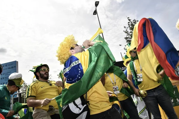 Los Aficionados Brasileños Reúnen Fuera Del Estadio Luzhniki Antes Del —  Fotos de Stock