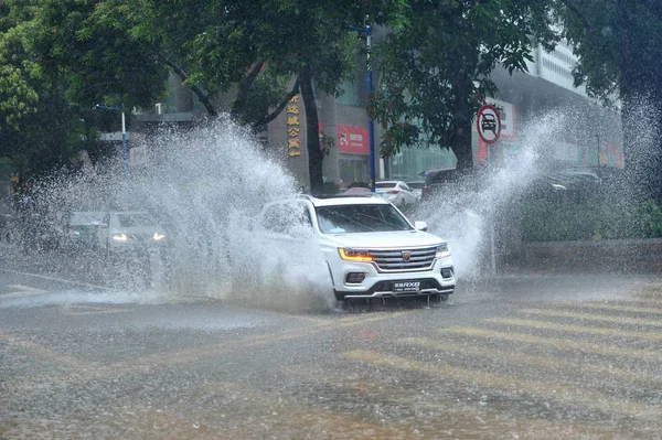 Bir Araba Ağır Bir Yağmur Fırtınası Tayfun Ewiniar Guangzhou Şehirde — Stok fotoğraf