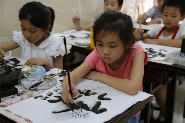 小学生が夏休みに中国東部江蘇省梁雲市のスタジオで絵を描く 2018年7月18日 — ストック写真