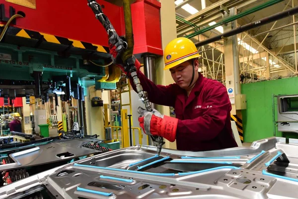 Kinesisk Arbetare Monterar Last Bil Monterings Linjen Auto Fabriken Jac — Stockfoto
