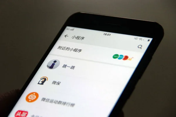 File Chinese Mobile Phone User Uses Wechat Mini Program Weixin — Stock Photo, Image