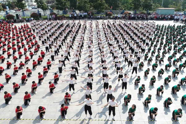 Des Élèves Chinois Font Aérobic Rythmique Dans Une École Primaire — Photo