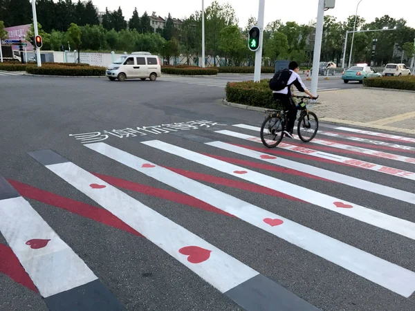 Ciclista Passa Por Uma Travessia Zebra Com Alguns Slogans Doces — Fotografia de Stock