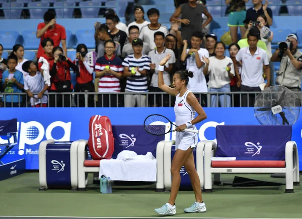 中国の女性のロシアのマルガリータ ガスパリャンを倒した後ファンに波の張元帥 2018 日東中国江西省南昌市で 2018 Wta 江西オープン テニス トーナメントの間に第 ラウンドの試合をシングルします — ストック写真