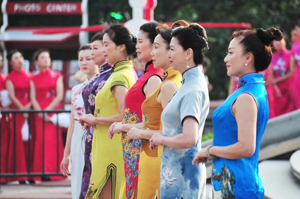 2018年6月6日 在中国上海东方明珠电视塔前的一场演出中 呈现海派 上海式 中国人也被称为旗袍 — 图库照片