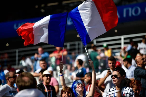 2018年6月26日 在俄罗斯莫斯科举行的2018年亚足联世界杯期间 法国球迷挥舞国旗 在与丹麦的 组比赛中表示对法国的支持 — 图库照片