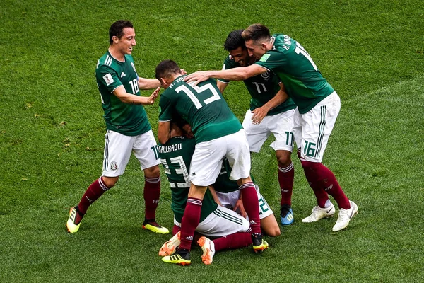 Hirving Lozano Invisible Ses Coéquipiers Mexique Célèbrent Après Avoir Marqué — Photo