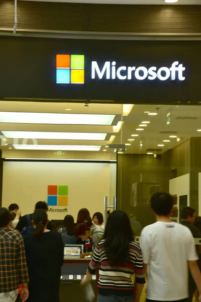 Pedestres Entram Uma Loja Microsoft Distrito Daxing Pequim China Outubro — Fotografia de Stock